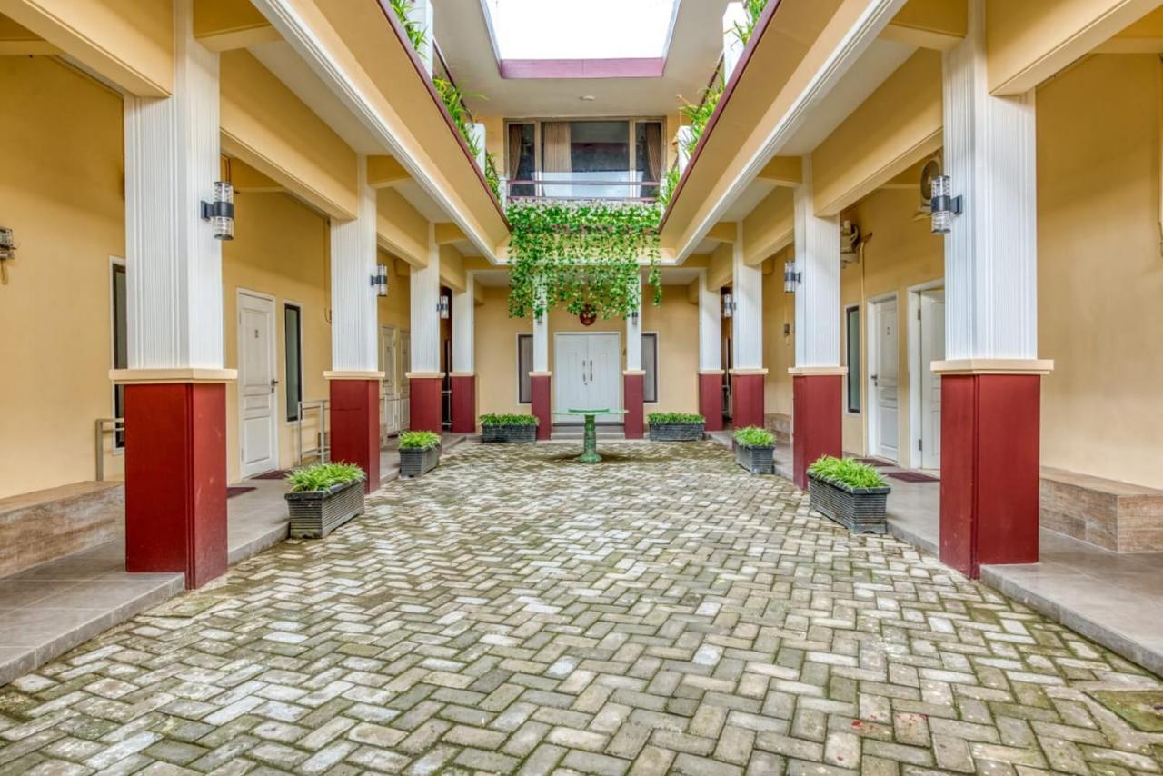 Готель Reddoorz Syariah Near Kebon Rojo Park Блітар Екстер'єр фото